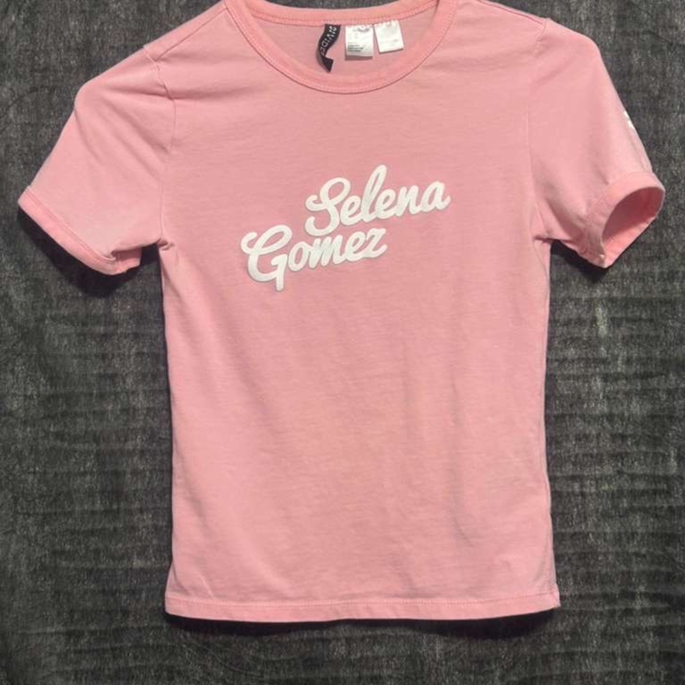 H&M Divided women’s Size XS Selena Gomez Pink Graphic Tee(A273)✨ - Picture 2 of 16